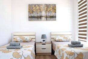 Deluxe Two Bedroom Condo & Pool on 5th Floor