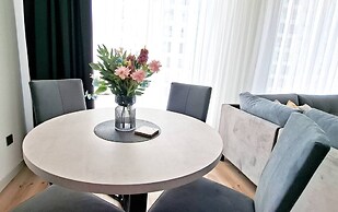 Deluxe Two Bedroom Condo & Pool on 5th Floor