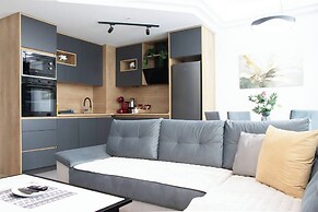 Deluxe Two Bedroom Condo & Pool on 5th Floor