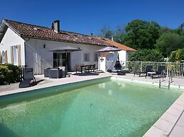 Villa in St Denis With Pool & Pyrenees View