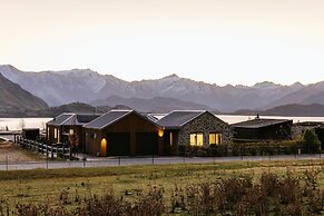 Te Moana - Lake Views - Sleeps 7