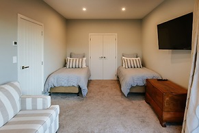 Te Moana - Lake Views - Sleeps 7