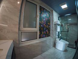 Laoshan Swan Castle Vacation Garden B&B
