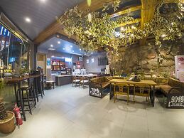 Laoshan Swan Castle Vacation Garden B&B