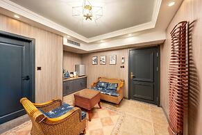 Laoshan Swan Castle Vacation Garden B&B