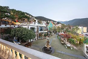 Laoshan Swan Castle Vacation Garden B&B