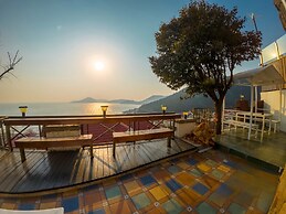 Laoshan Swan Castle Vacation Garden B&B