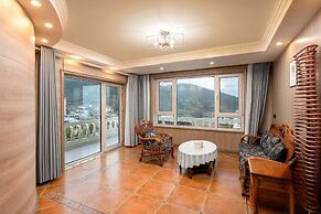 Laoshan Swan Castle Vacation Garden B&B