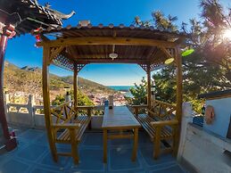 Laoshan Swan Castle Vacation Garden B&B