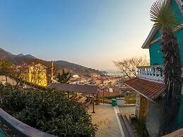 Laoshan Swan Castle Vacation Garden B&B