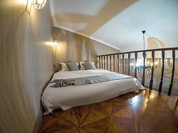 Laoshan Swan Castle Vacation Garden B&B