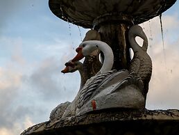 Laoshan Swan Castle Vacation Garden B&B
