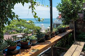 Laoshan Swan Castle Vacation Garden B&B