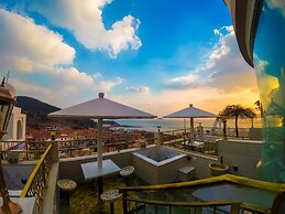 Laoshan Swan Castle Vacation Garden B&B