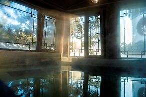 Laoshan Swan Castle Vacation Garden B&B