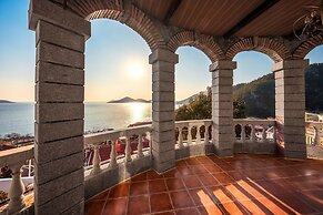 Laoshan Swan Castle Vacation Garden B&B