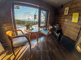 Laoshan Swan Castle Vacation Garden B&B
