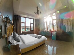 Laoshan Swan Castle Vacation Garden B&B