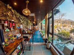 Laoshan Swan Castle Vacation Garden B&B