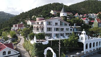 Laoshan Swan Castle Vacation Garden B&B