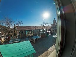 Laoshan Swan Castle Vacation Garden B&B