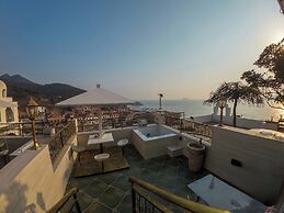 Laoshan Swan Castle Vacation Garden B&B
