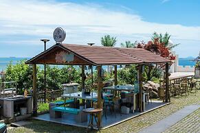 Laoshan Swan Castle Vacation Garden B&B