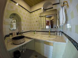 Laoshan Swan Castle Vacation Garden B&B