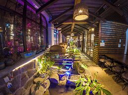 Laoshan Swan Castle Vacation Garden B&B
