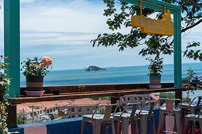 Laoshan Swan Castle Vacation Garden B&B