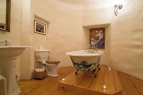 Historic 6-Bedrooms Castle Retreat