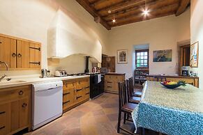Historic 6-Bedrooms Castle Retreat