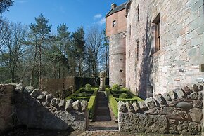 Historic 6-Bedrooms Castle Retreat