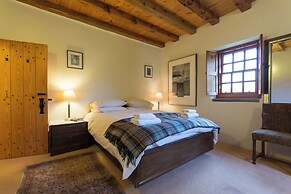 Historic 6-Bedrooms Castle Retreat