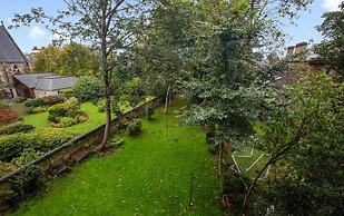 Spacious 3-Bedroom Flat in Charming Bruntsfield