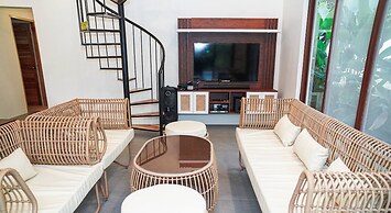 Modern Tropical 2BR Villa & Pool Retreat in Amadeo