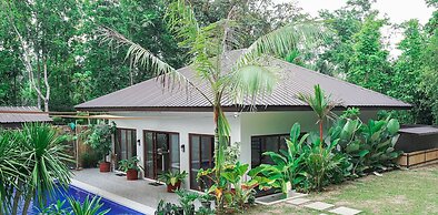 Modern Tropical 2BR Villa & Pool Retreat in Amadeo
