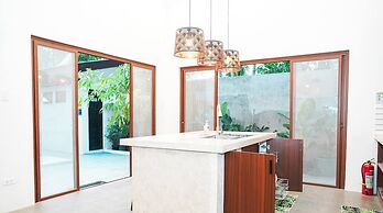 Modern Tropical 2BR Villa & Pool Retreat in Amadeo