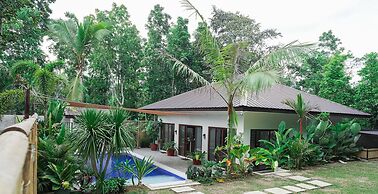Modern Tropical 2BR Villa & Pool Retreat in Amadeo