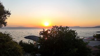 Beachfront Avia Nest - Aspa s Getaway