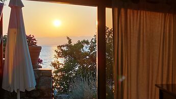 Beachfront Avia Nest - Aspa s Getaway