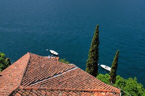 Silken Escape - Pool and Lake View
