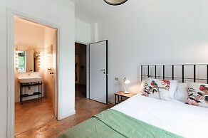 Silken Escape - Pool and Lake View