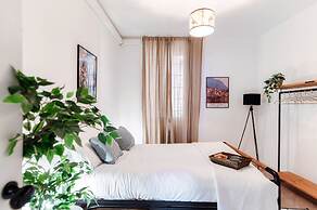 Silken Escape - Pool and Lake View