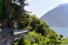 Silken Escape - Pool and Lake View
