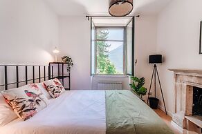 Silken Escape - Pool and Lake View