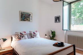 Silken Escape - Pool and Lake View