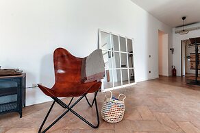 Silken Escape - Pool and Lake View