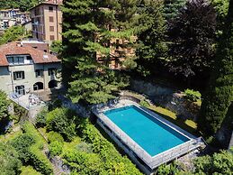 Silken Escape - Pool and Lake View