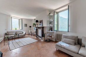 Silken Escape - Pool and Lake View